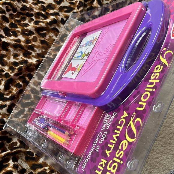 Brand New Melissa & Doug Fashion Design Activity Kit Rubbing Plates Crayons - Picture 10 of 13